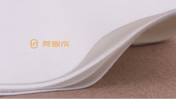 可以選擇白色針刺無紡布-制作口罩來保護(hù)自己的健康