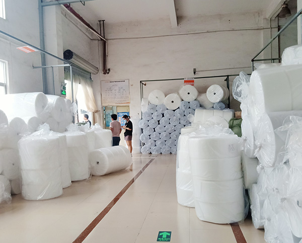 功夫不負(fù)有心人，這句話，小編想送給剛拿下120噸口罩針刺棉訂單的東莞智成纖維業(yè)務(wù)符經(jīng)理。每一場(chǎng)合作的背后，都不是一件容易的事，能成功合作，或是客戶覺(jué)得合作方品牌可靠，亦或是相關(guān)人員服務(wù)周到。 6月17日，東莞智成纖維業(yè)務(wù)符經(jīng)理終于獲得深圳鐘先生的認(rèn)可。回憶起與深圳鐘先生初見(jiàn)，是兩天前的6月15日，這次登門拜訪，是深圳鐘先生上門考察東莞智成纖維。此次考察智成，獲得了深圳鐘先生的極大認(rèn)可，從鐘先生口中得知，鐘先生此前對(duì)比了很多廠家，但只有東莞智成纖維的環(huán)境衛(wèi)生能達(dá)到他的標(biāo)準(zhǔn)，這也是智成人平時(shí)做好7s管理的體現(xiàn)。 6月15日當(dāng)天下午東莞智成纖維業(yè)務(wù)吳總監(jiān)到深圳和鐘先生協(xié)商價(jià)格、合作等問(wèn)題。晚上11點(diǎn)，智成纖維業(yè)務(wù)符經(jīng)理不辭辛勞，把剛打好的樣品送到深圳，讓鐘先生試樣。 第三、第四次，是6月16日，符經(jīng)理帶上張技術(shù)上門進(jìn)行技術(shù)指導(dǎo)。前前后后兩天時(shí)間，終得深圳鐘先生一句：合同馬上簽給你。 前有劉備三顧茅廬，后有智成符經(jīng)理4次登門拜訪，兩者終得盡善盡美。東莞智成纖維的每一位銷售人員，秉承著用心、不懈怠任何一位客戶的工作態(tài)度，為客戶服務(wù)著。